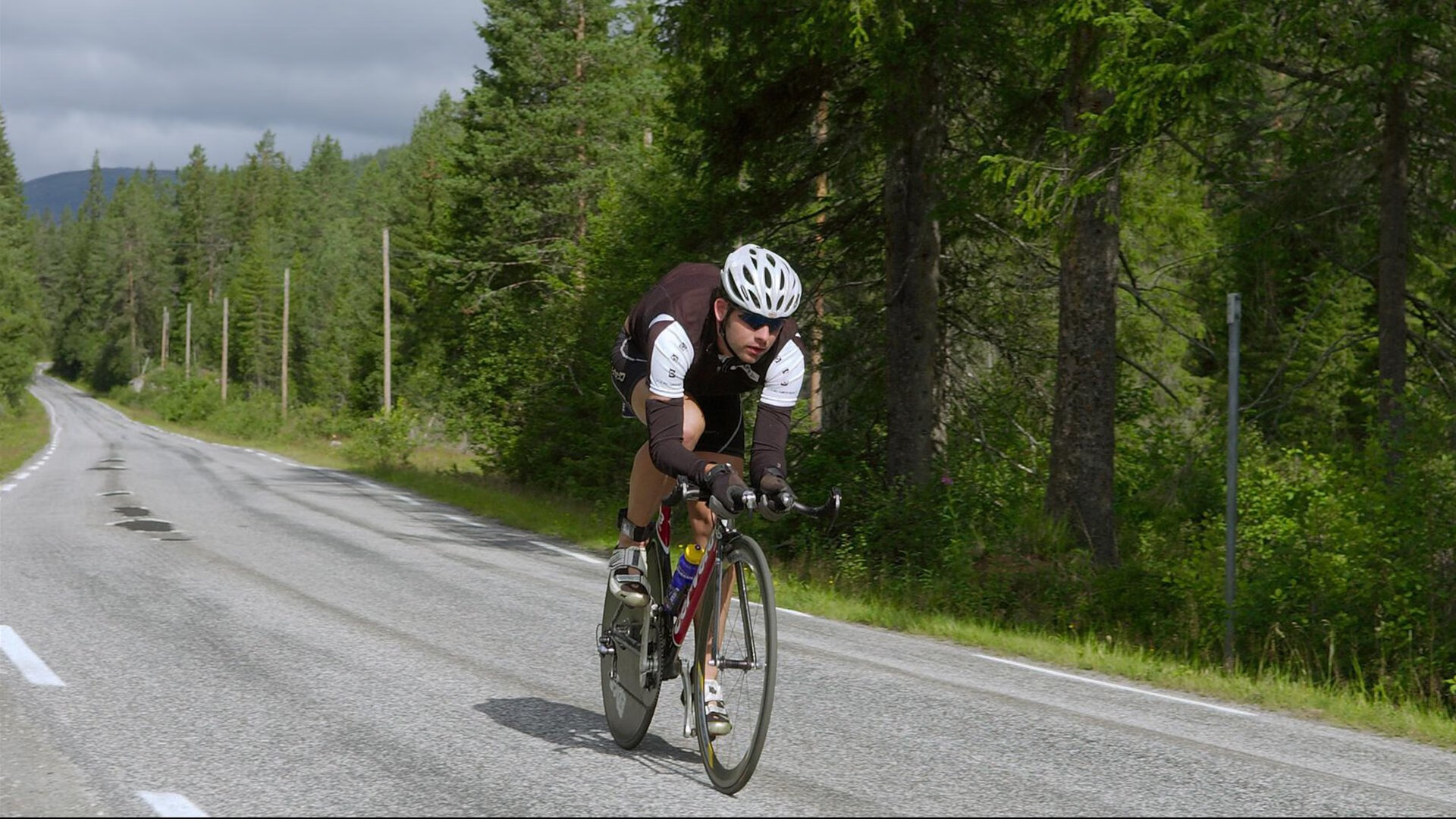 篮球舞台上再度上演，球场风暴激情澎湃，舞台篮球秀动作视频